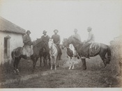 Fotografía histórica de un grupo de gauchos con caballos