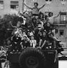Historisches Foto: Jubelnde portugiesische Kinder auf einem Panzer