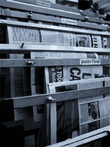 Auf dem Bild ist ein Ständer mit verschiedenen spanischsprachige Zeitungen in Holzschienen zu sehen.