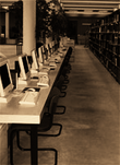 Das Bild zeigt eine Reihe von PC-Arbeitsplätzen in der Bibliothek des IAI.
