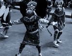 Auf dem Bild sind peruanische Tänzer in Teufelskostümen zu sehen („los diablicos de Huancabamba“).